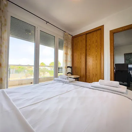 Beachfront Primera Linea 2-11 *